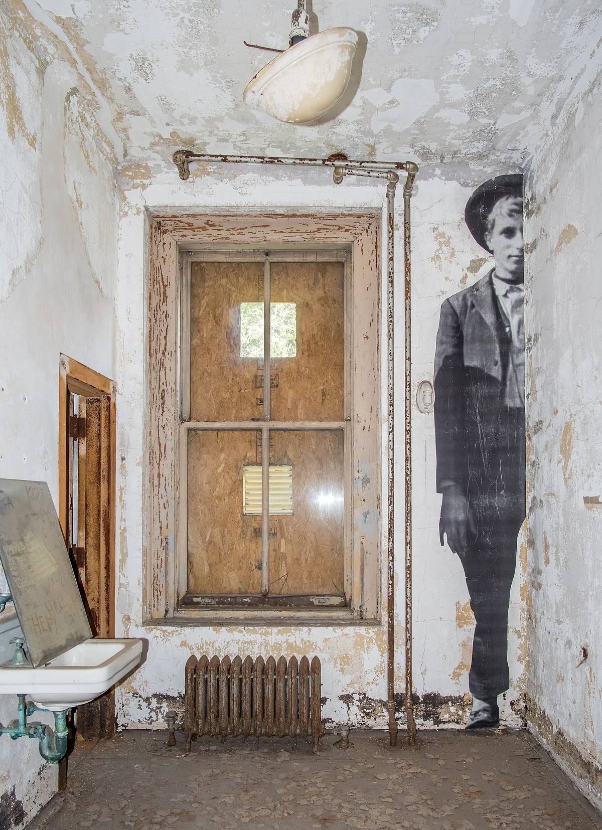 Det urestaurerte sykehuset paa Ellis Island